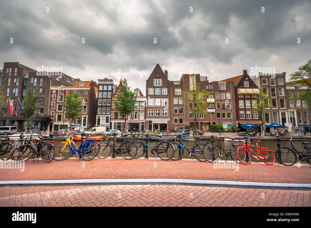 Amsterdam, con fiori e biciclette sui ponti su canali, Holland, Paesi Bassi Foto Stock