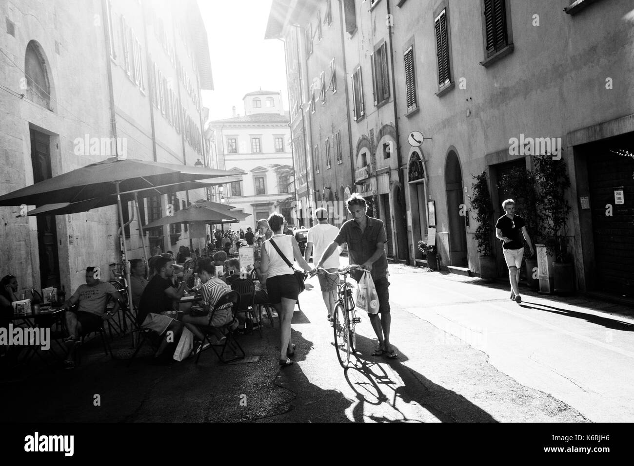 Una strada trafficata nella città di Pisa Toscana Italia Europa UE Foto Stock