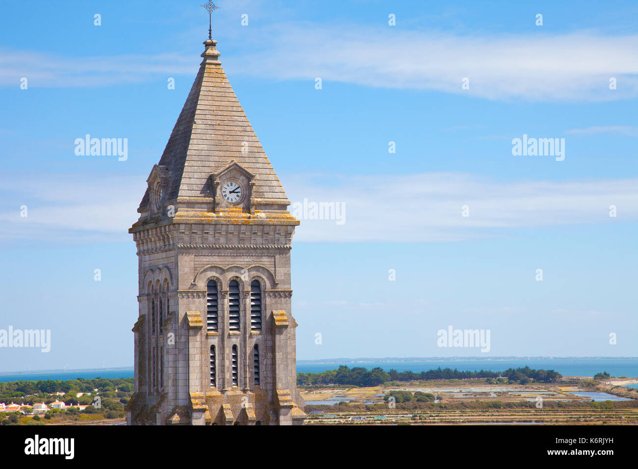 Vista sulla torre della chiesa sull'isola di Noirmoutier in Francia con cielo blu Foto Stock