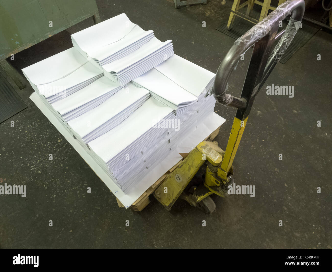 Fogli di fettine di carta rivestita per la produzione dei notebook. Foto Stock