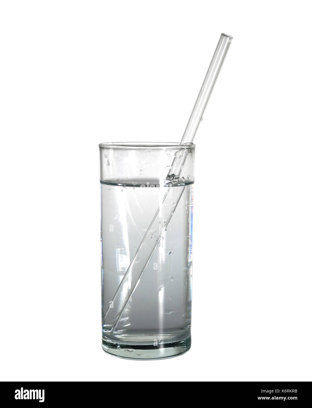 Vetro isolato di acqua pura con vetro cannuccia. oggetto, bevanda. Foto Stock