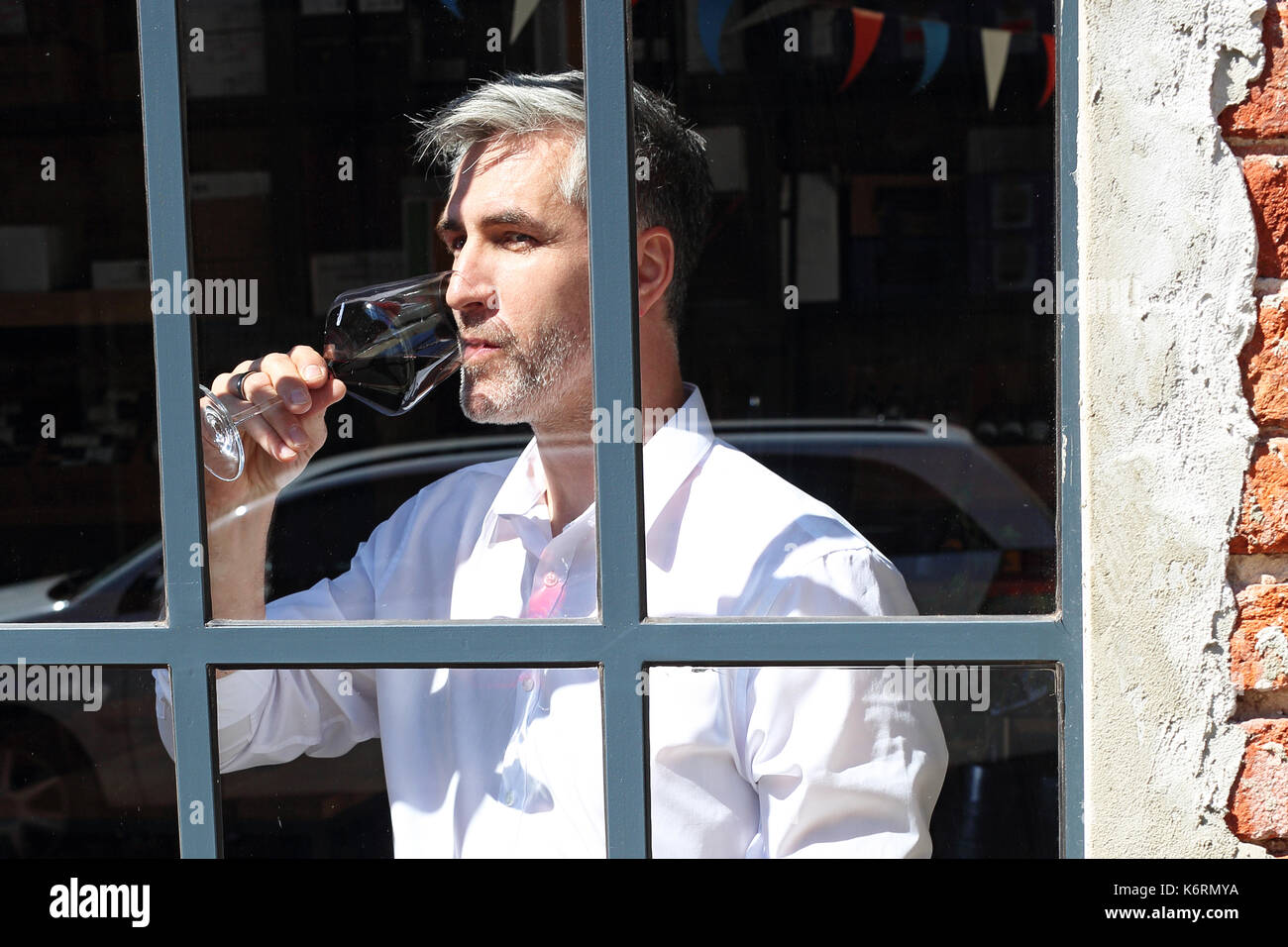 Il vino rosso, perfetto profumo e colore. Il sommelier la degustazione di vino potrete rilassarvi dopo una dura giornata di lavoro. L'uomo bere vino sulla terrazza Foto Stock