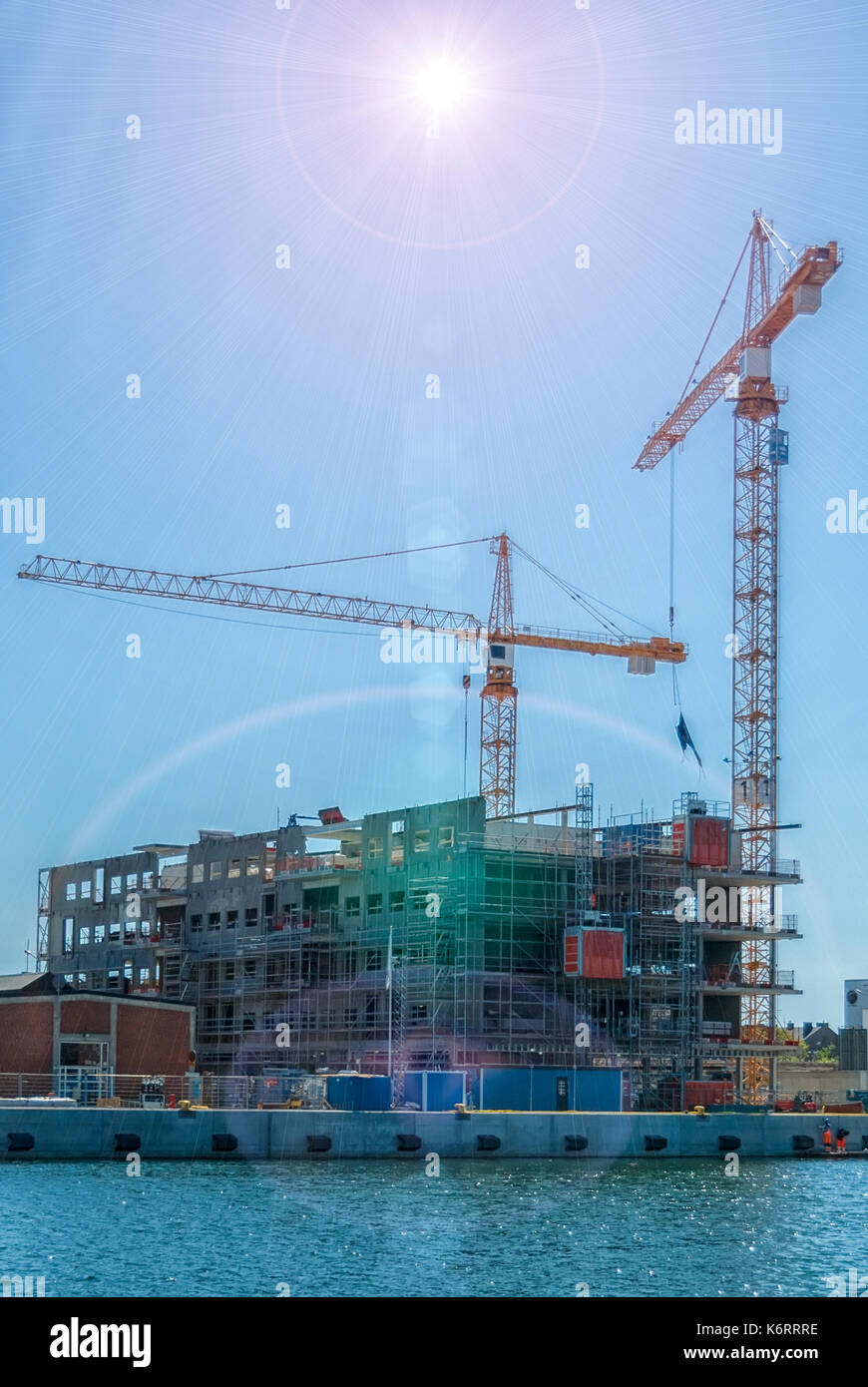Una immagine di gru edili situato in un edificio del centro sito. Foto Stock