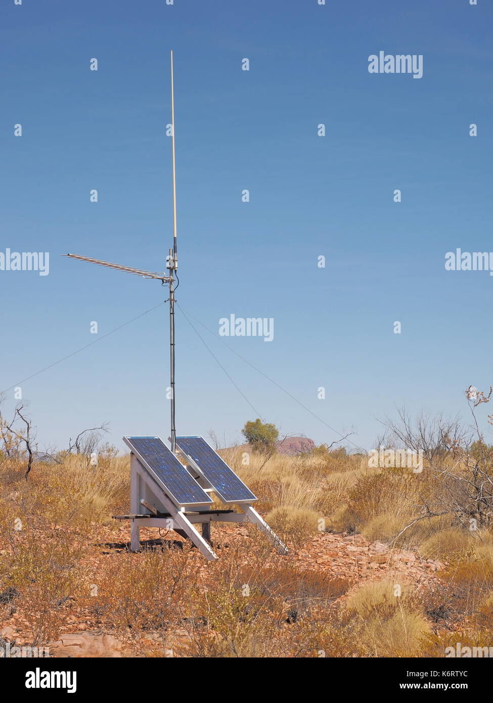 Powered Solar radio UHF stazione ripetitore vicino tornitori lookout a trephina gorge national park , parte di east macdonnell ranges vicino a alice springs, Foto Stock