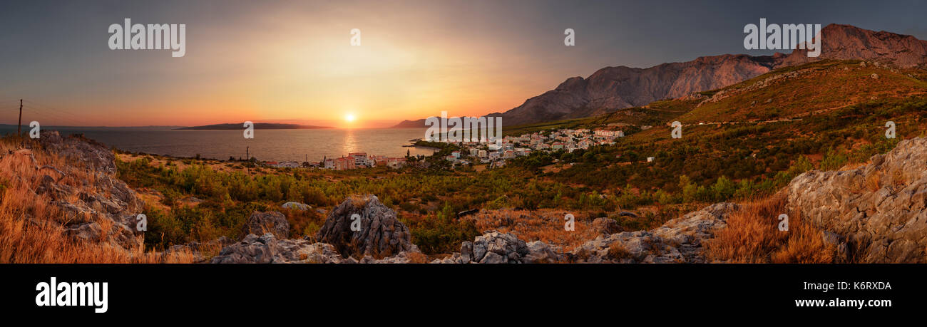 Tramonto a Promajna, Makarska Riviera, Dalmazia centrale, Croazia sotto le montagne Biokovo Foto Stock