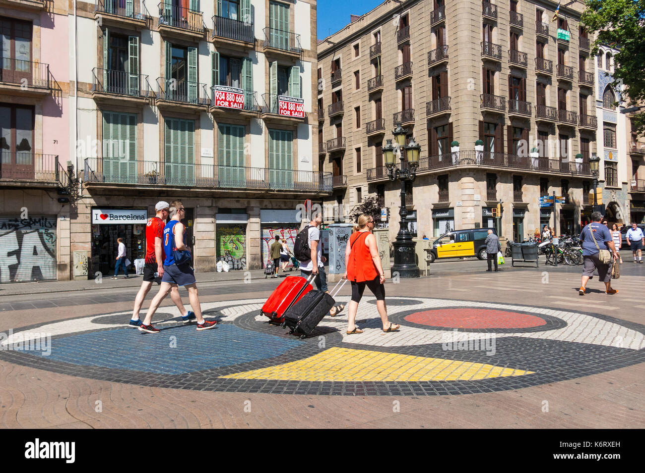 Barcellona, Spagna - 2 settembre: Joan Miro il Pla de l'os mosaico in La Rambla il 2 settembre 2017 a Barcellona, Spagna. Migliaia di persone a piedi o giornaliero Foto Stock