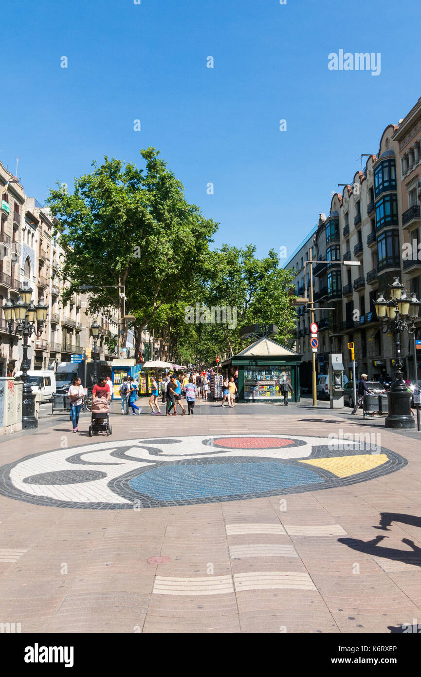 Barcellona, Spagna - 2 settembre: Joan Miro il Pla de l'os mosaico in La Rambla il 2 settembre 2017 a Barcellona, Spagna. Migliaia di persone a piedi o giornaliero Foto Stock