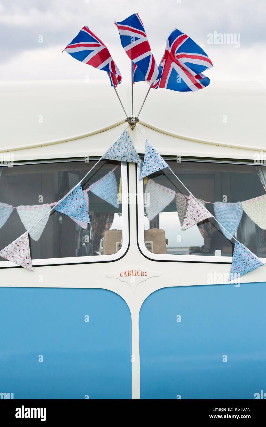 Vintage caravan finestra dettaglio con motivi floreali bunting a un vintage retrò festival. Regno Unito Foto Stock
