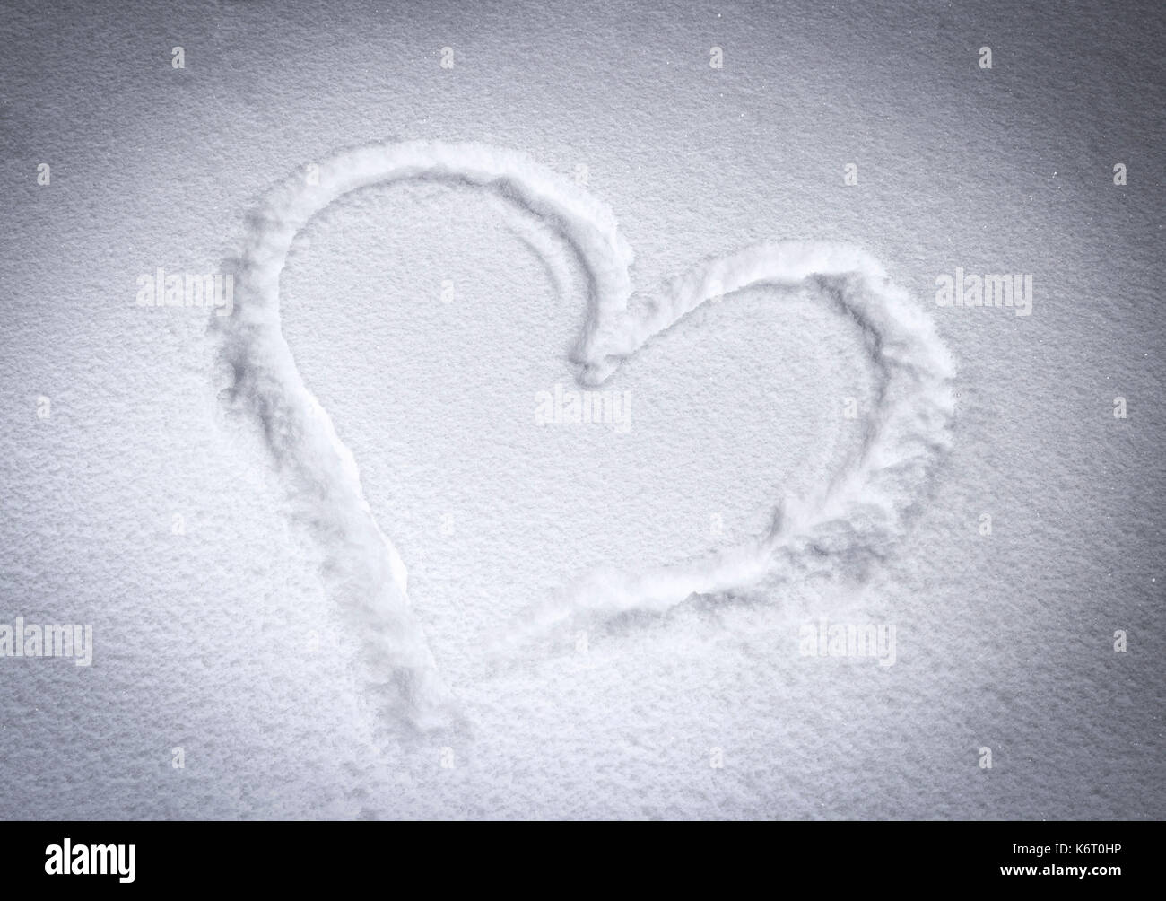 La figura cuore nella neve closeup. Foto Stock