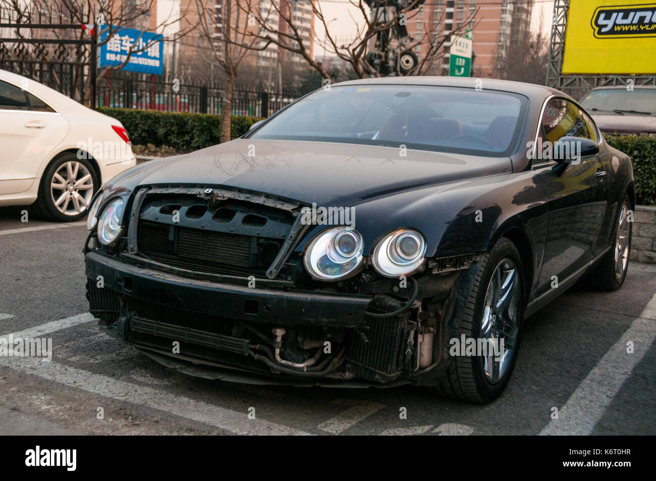 Bentley Continental GT in attesa di un nuovo fronte su Pechino Tuning Street. Foto Stock