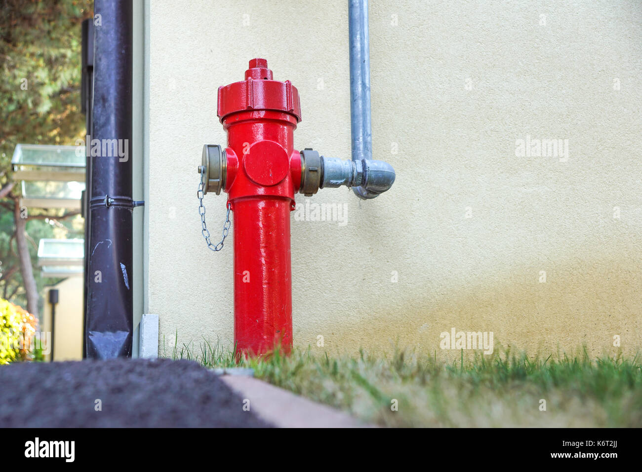 Vecchio rosso idrante di fuoco in strada. Fire hidrant per emergenza accesso antincendio Foto Stock