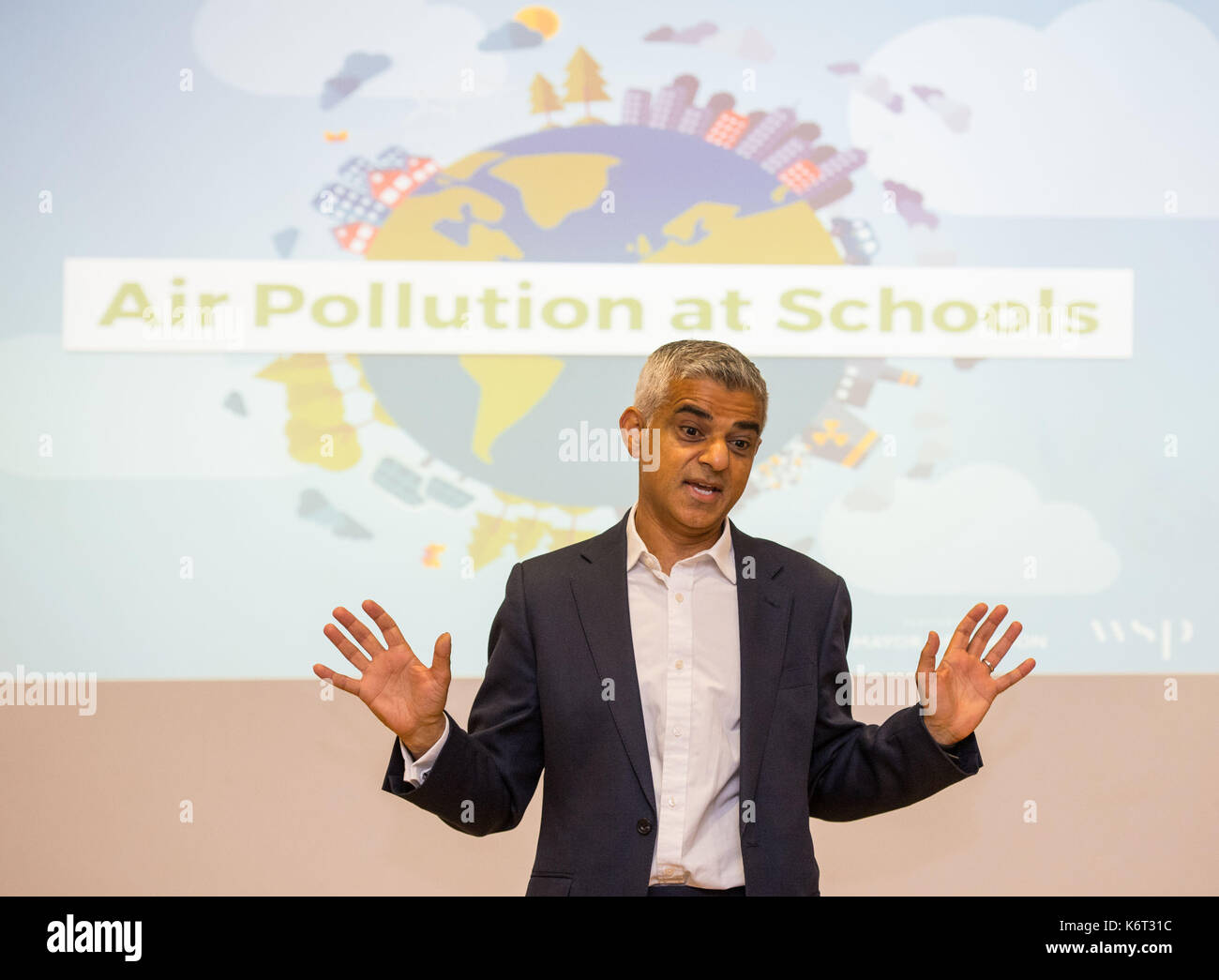 Sindaco di Londra sadiq khan lancia il primo dei 50 "air quality audit' alla prima weston la scuola primaria nel centro di Londra, che si trova vicino a una strada trafficata che ha livelli di inquinamento che sono pari a due volte il limite legale. Foto Stock