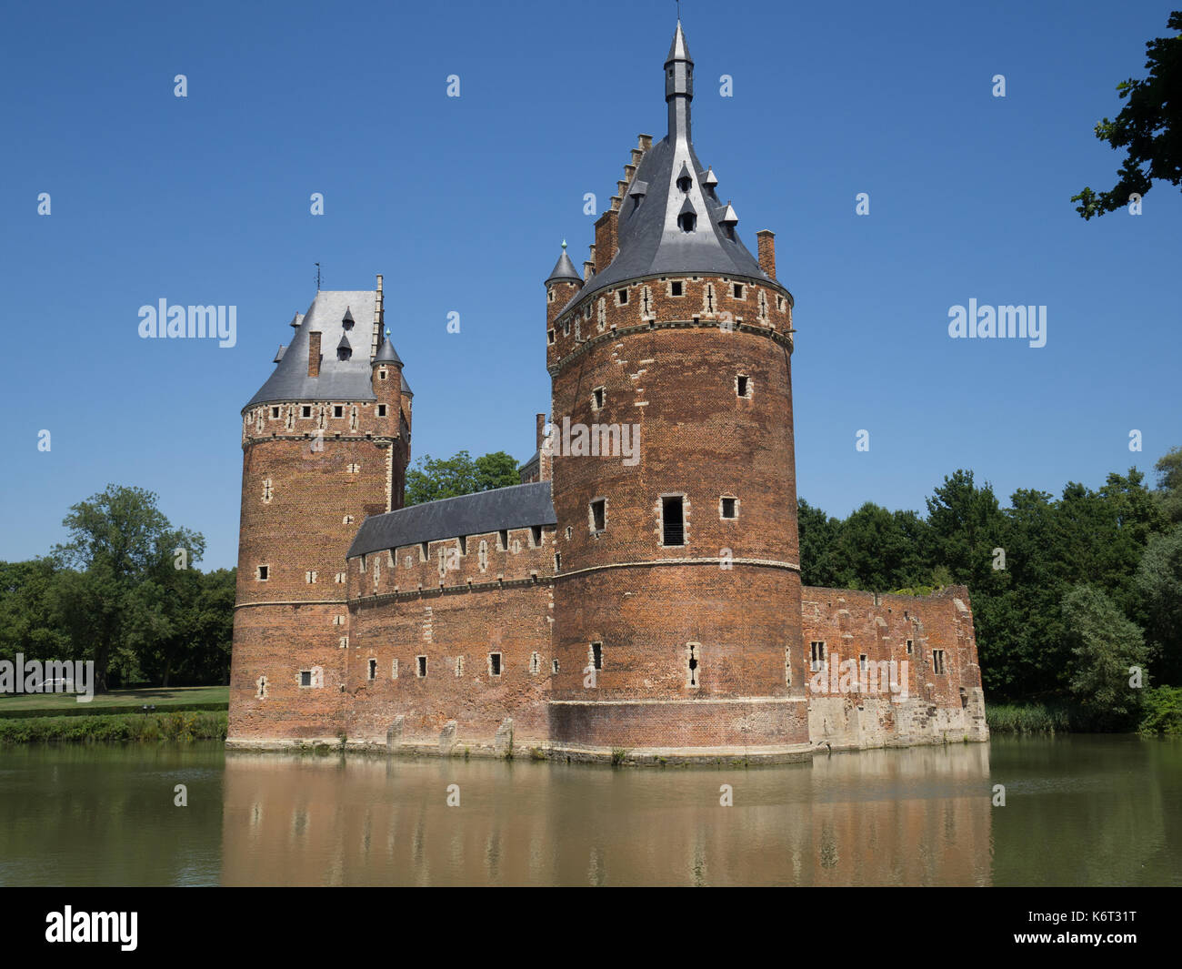 Un castello medievale circondato da acqua in Beersel, Belgio. Foto Stock