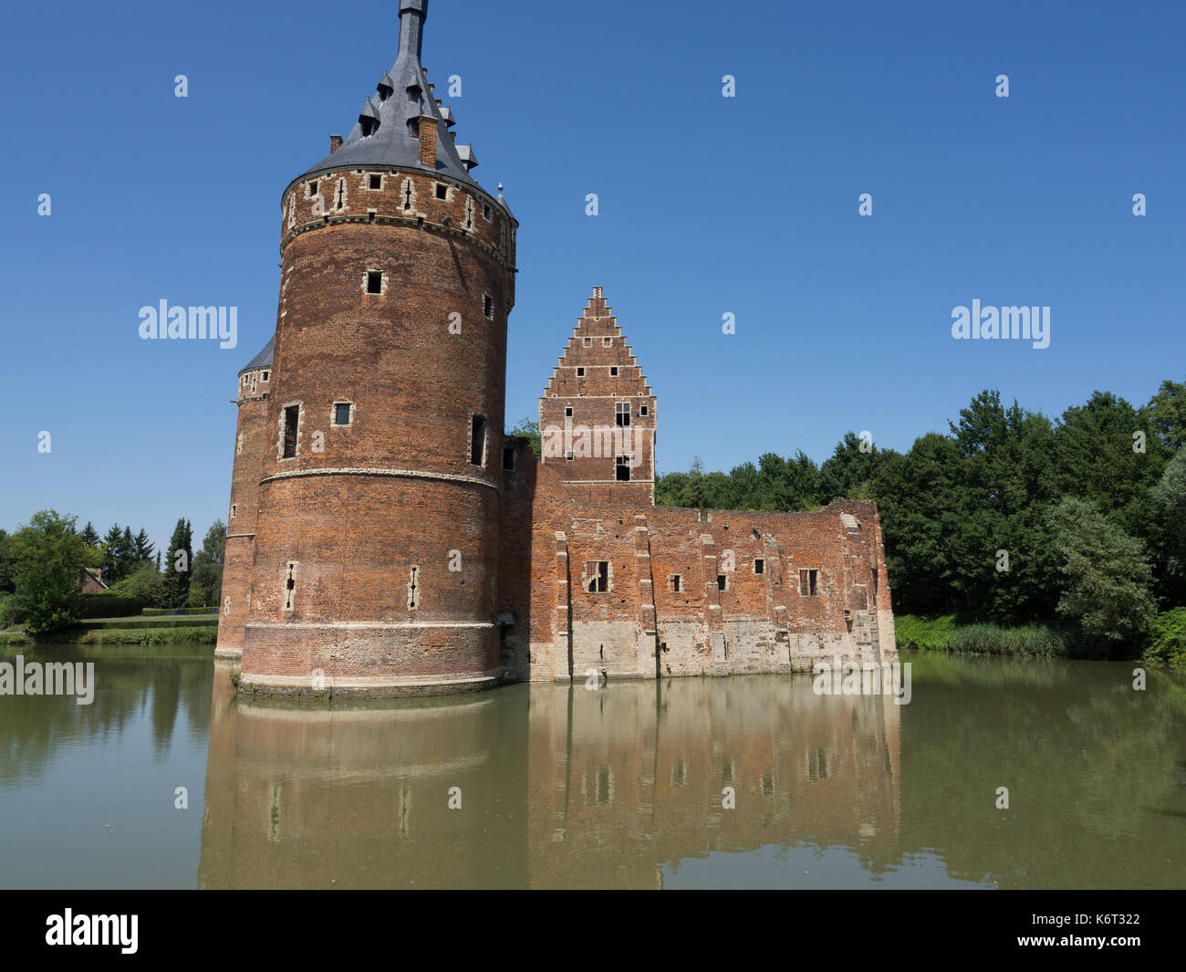 Un castello medievale circondato da acqua in Beersel, Belgio. Foto Stock