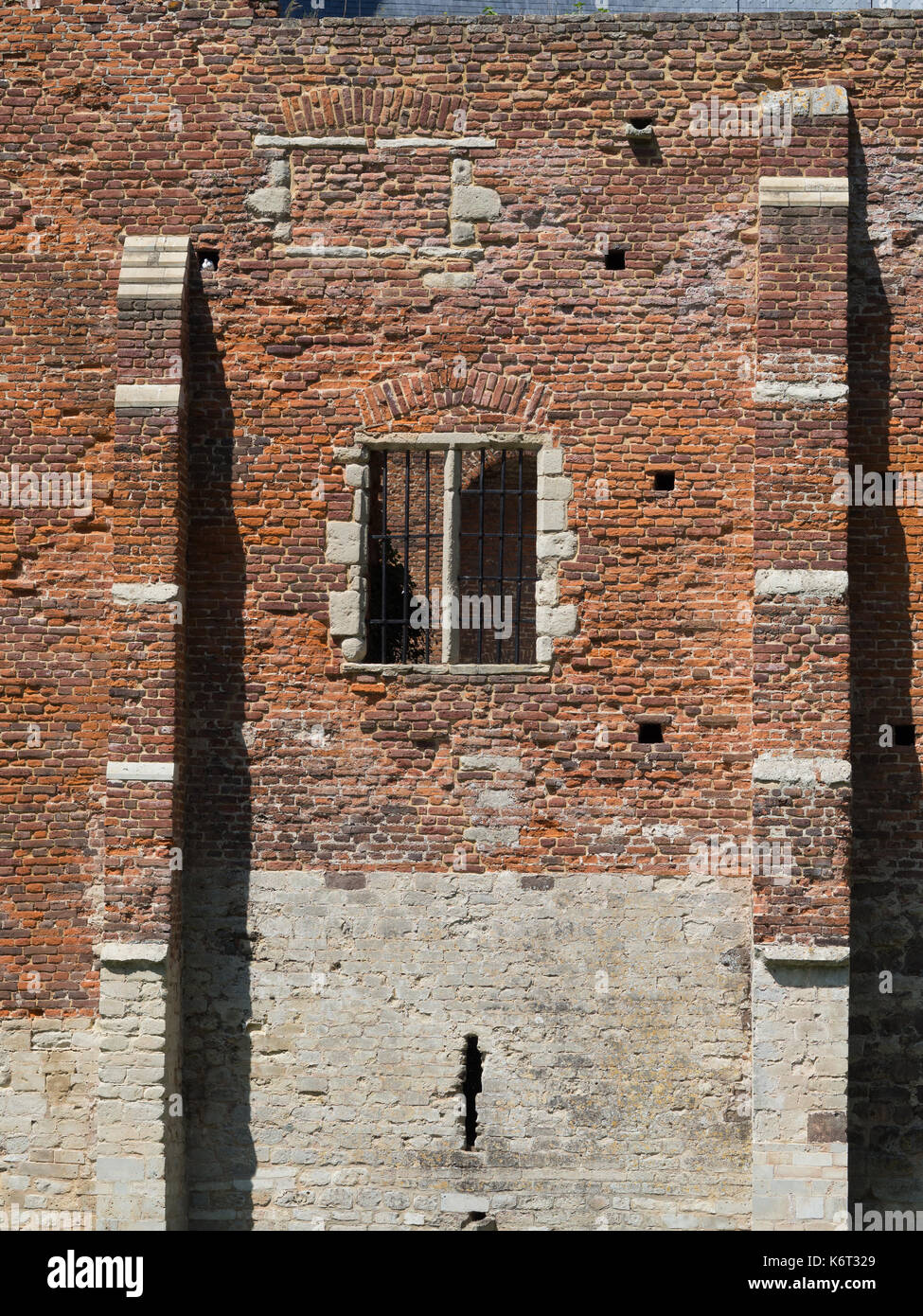 Una foto di un mattone muro di castello. Foto Stock