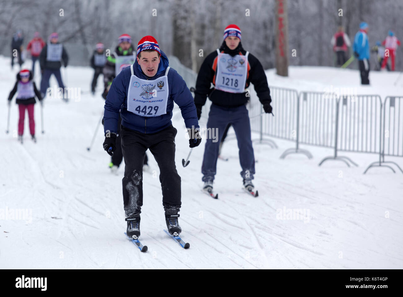 San Pietroburgo, Russia - 11 Febbraio 2017: persone che partecipano in massa la gara di sci in pista di sci della Russia durante il concorso. La gara si terrà ann Foto Stock