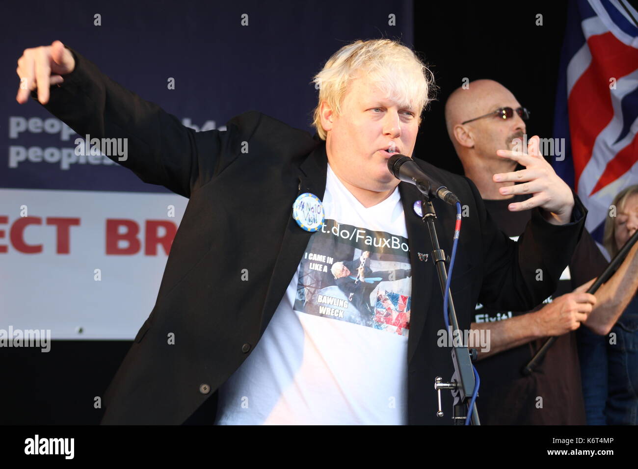 Boris johnson impersonator drew galdron (aka "faux bojo)' esegue in corrispondenza di un anti-brexit rally in piazza del Parlamento, Westminster. Foto Stock