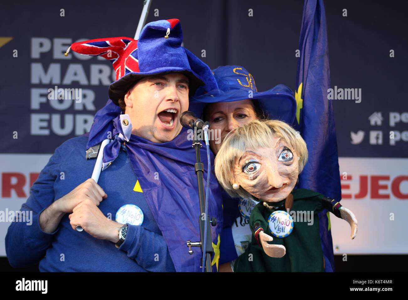 Due pro-attivisti dell'UE portano a Theresa Maggio effigie ad un anti-brexit rally in piazza del Parlamento, Westminster. Foto Stock