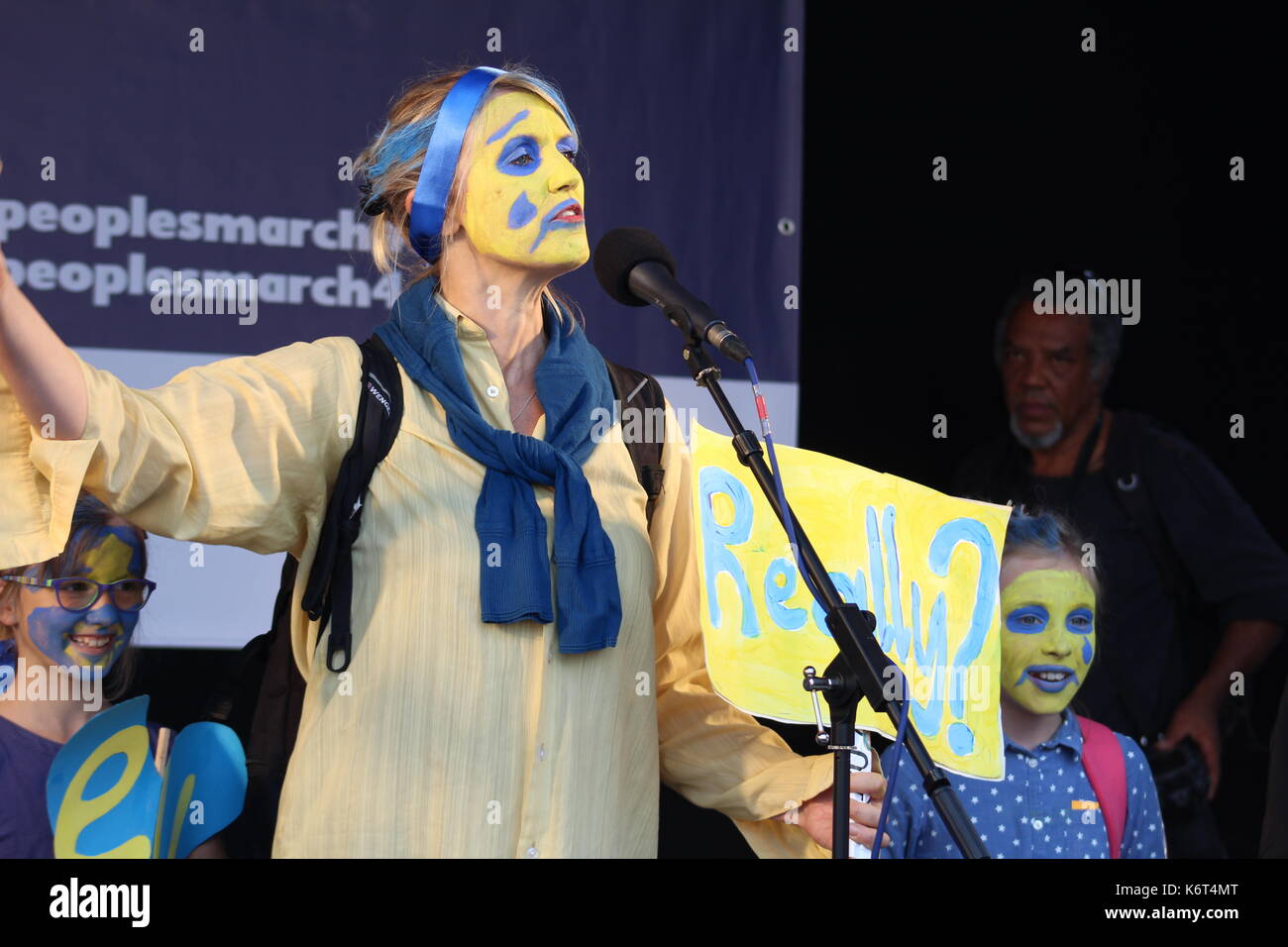 Un pro-ue attivista indossando i colori giallo e blu facepaint parla di un anti-brexit rally in piazza del Parlamento, Westminster. Foto Stock