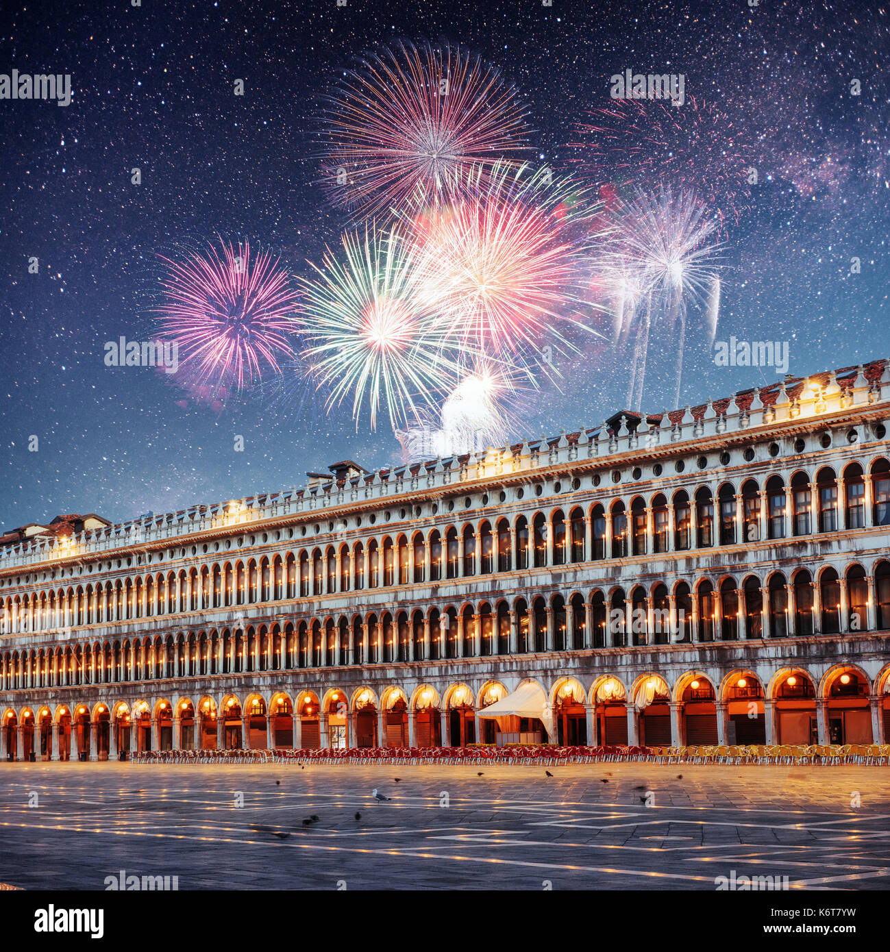 Coloratissima scena notturna di piazza san marco, Venezia. photo greeting card. coloratissimi fuochi d'artificio sul cielo nero lo sfondo Foto Stock