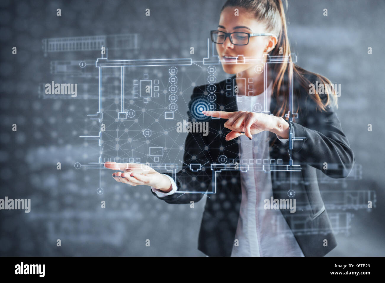 La persona a bordo di una dashboard finanziario degli indicatori chiave del mercato azionario performance e business intelligence. Foto Stock