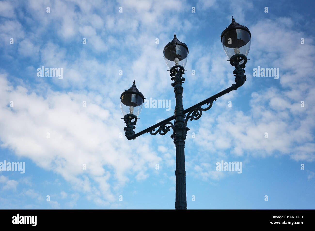 Vintage della lampada posta sul cielo blu sullo sfondo. Foto Stock