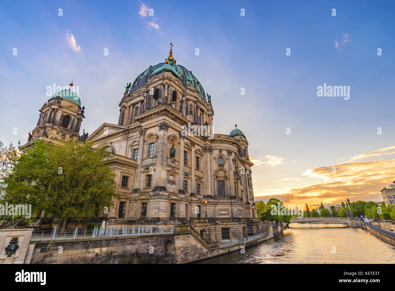 Berlin tramonto skyline della città alla cattedrale di Berlino (Berliner Dom), Berlino, Germania Foto Stock