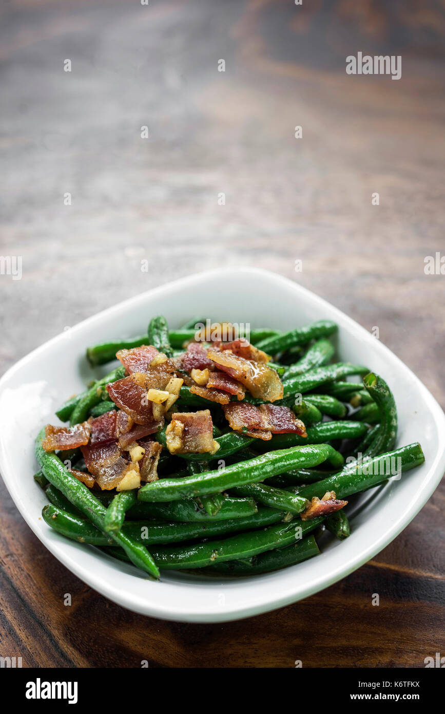 Saltata di burro all'aglio fagiolini con pancetta snack Foto Stock