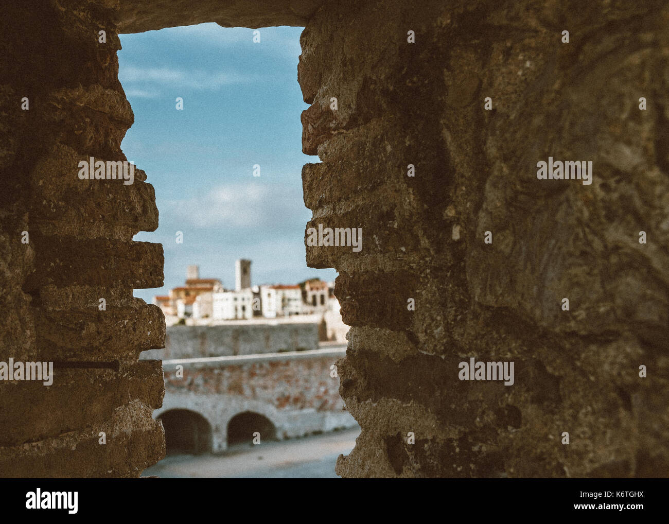 Abstract con il muro di recinzione con antibes, Francia in background entro il telaio Foto Stock