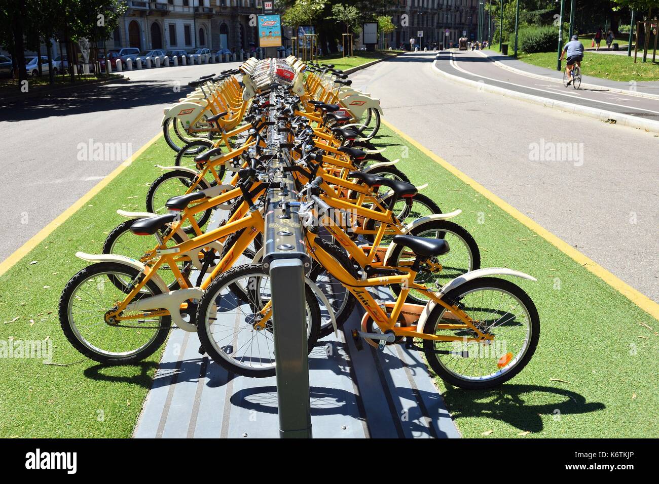 L'Italia, Lombardia, Milano, Bike Mi pubblico biciclette a noleggio bici per bambini Foto Stock