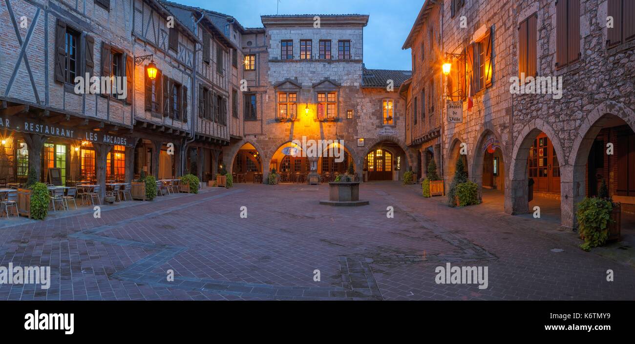 Francia, Tarn, castelnau de montmiral, vista generale della piazza principale di notte Foto Stock