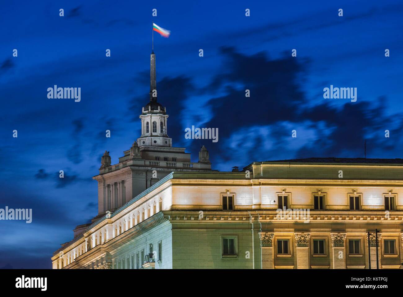 La Bulgaria, Sofia, Ploshtad Nezavisimost Square, il palazzo del governo ex quartier generale del partito comunista bulgaro, sera Foto Stock