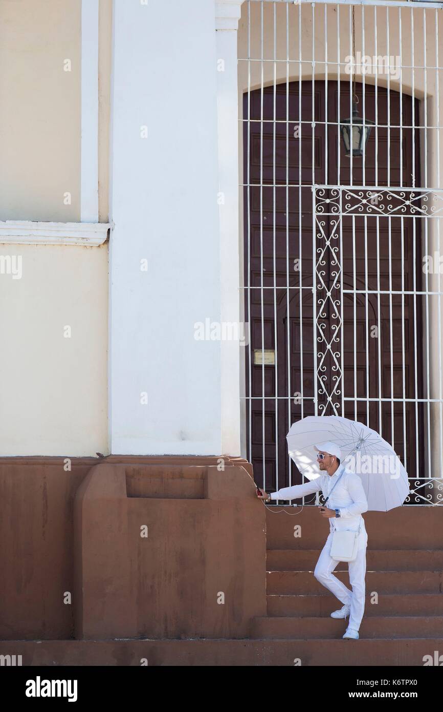 Cuba, Sancti Spiritus provincia, Trinidad de Cuba, centro storico elencati come patrimonio mondiale, Iyawo (principianti) seguace di Regla de Ocha (Santeria) vestita di bianco durante un certo periodo di tempo di fronte alla chiesa della Santissima Trinidad Situato sulla Plaza Mayor (piazza principale) Foto Stock