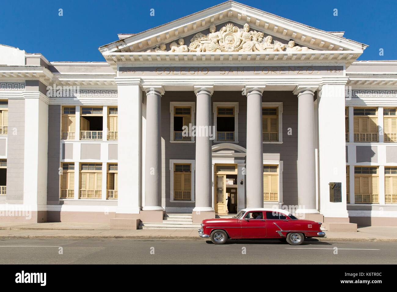 Cuba, Cienfuegos province, Cienfuegos, centro storico elencati come patrimonio mondiale dall' UNESCO, San Lorenzo college in stile neo classico in Jose Marti square e la vettura americana Foto Stock