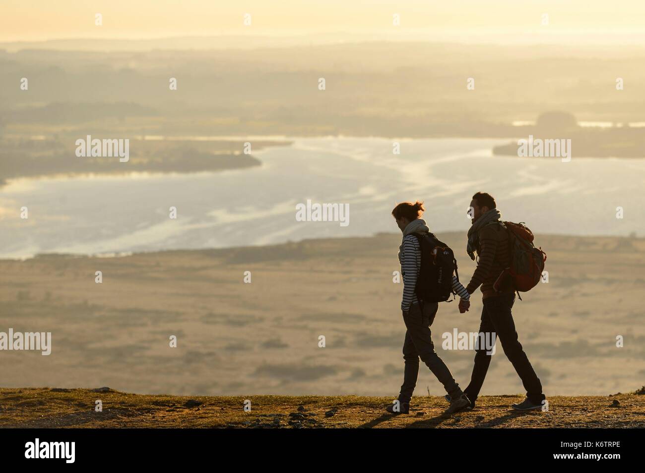 Francia, Finistre, Saint-Rivoal, sunrise sul Monts d'ArrŽe vicino a Mont Saint Michel di Brasparts Foto Stock