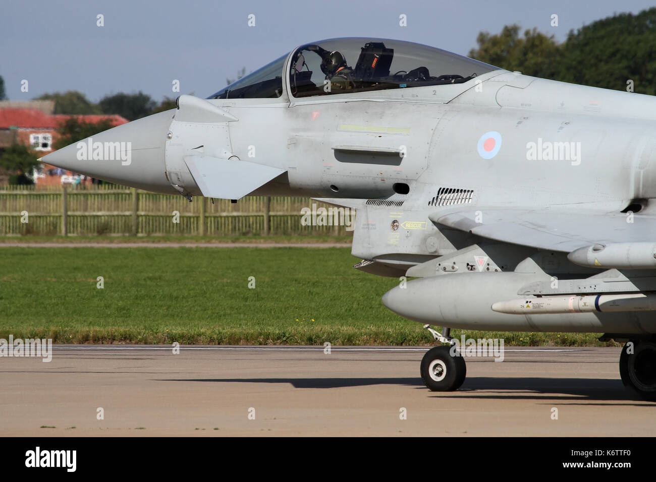 Il pilota di piombo in una coppia di RAF tifoni schierate per la partenza a Coningsby 'fa cenno di sì con la testa' avanti nel signa al suo wingman per rilasciare i freni allo stesso. Foto Stock