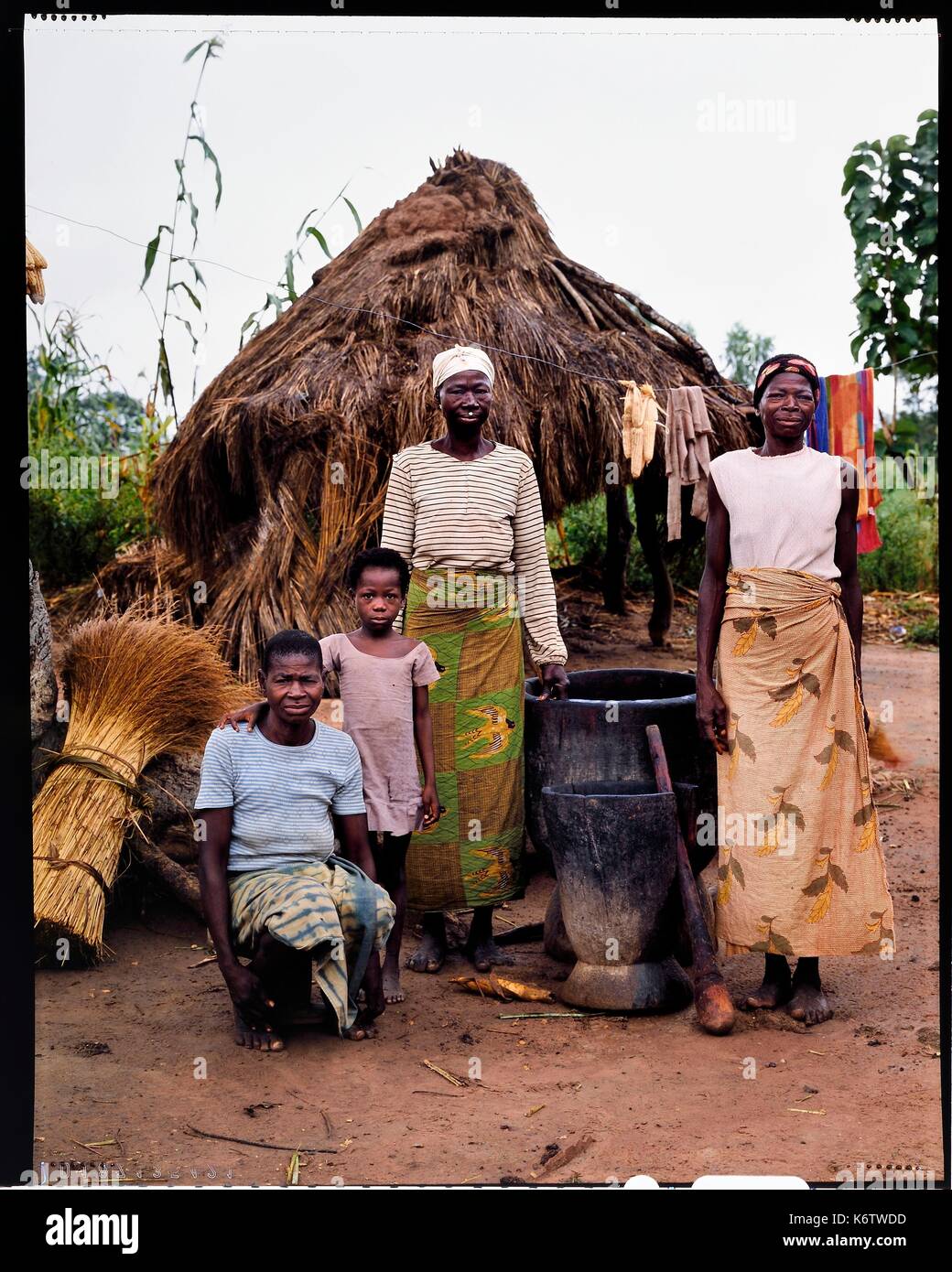 Il Burkina Faso, Poni provincia, terra di lobi, LoropŽni, gruppo di donne nel cortile della casa di famiglia Preparazione di miglio e burro di karité Foto Stock