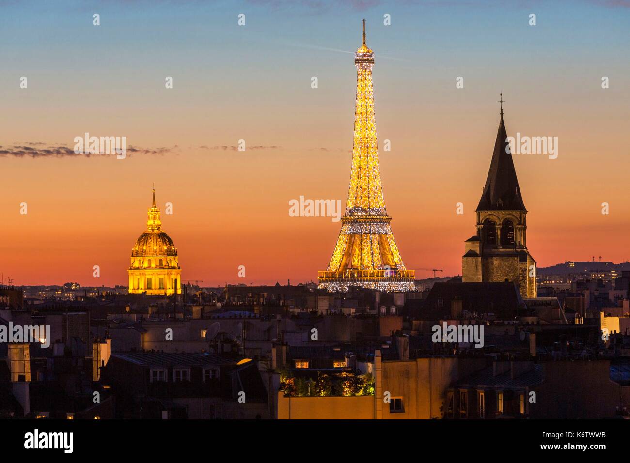 Francia, Parigi, vista generale con la Torre Eiffel e la cupola del Pantheon illuminato (© SETE-luminarie Pierre Bideau) Foto Stock