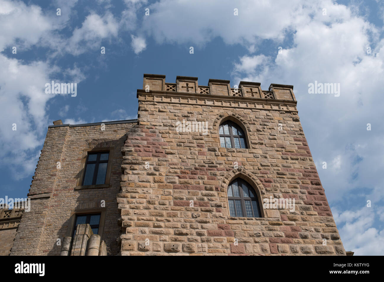 Hambach, GER, Rheinland-Pfalz - luglio 07, Hambacher Schloss, Schloss . Im Bild: Das Hambacher Schloss vor blauem Himmer mit ein paar Wolken. Foto Stock