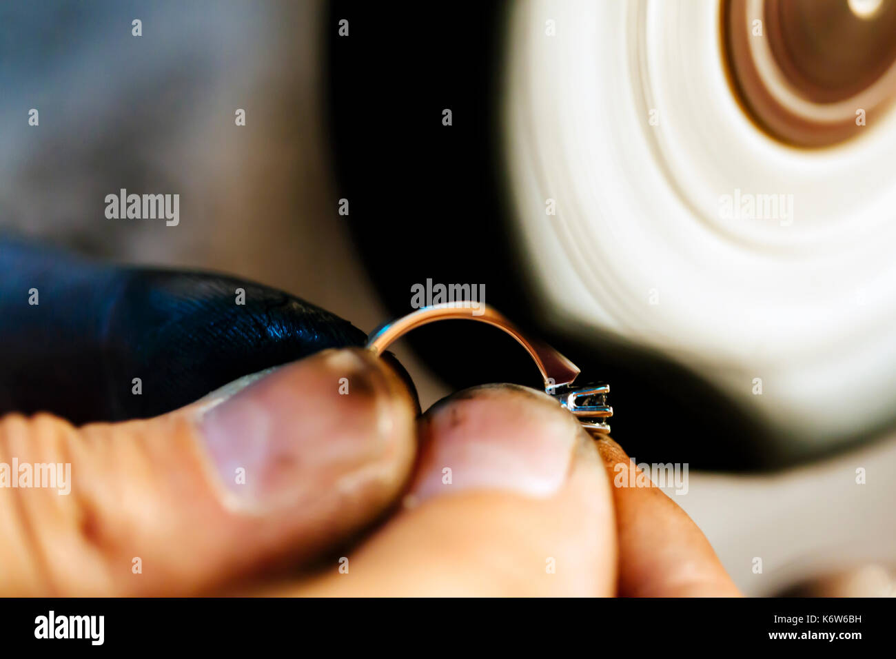 Gioielleria anello di lucidatura Foto Stock