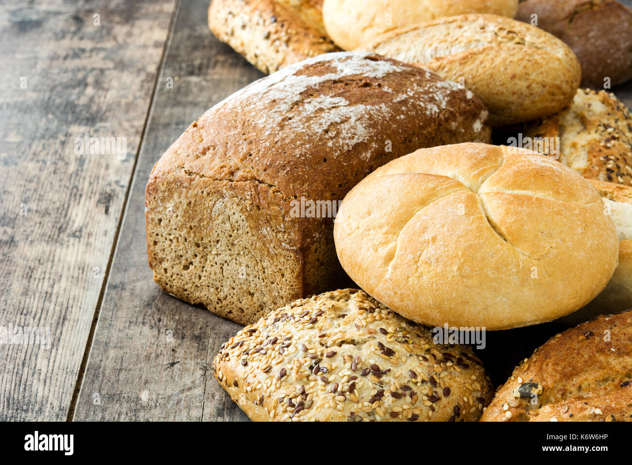 Miscelate il pane sulla tavola di legno.copyspace Foto Stock
