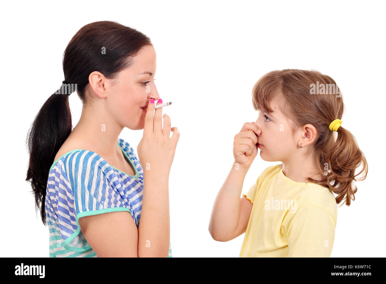 Il fumo può provocare asma e malattie nei bambini Foto Stock
