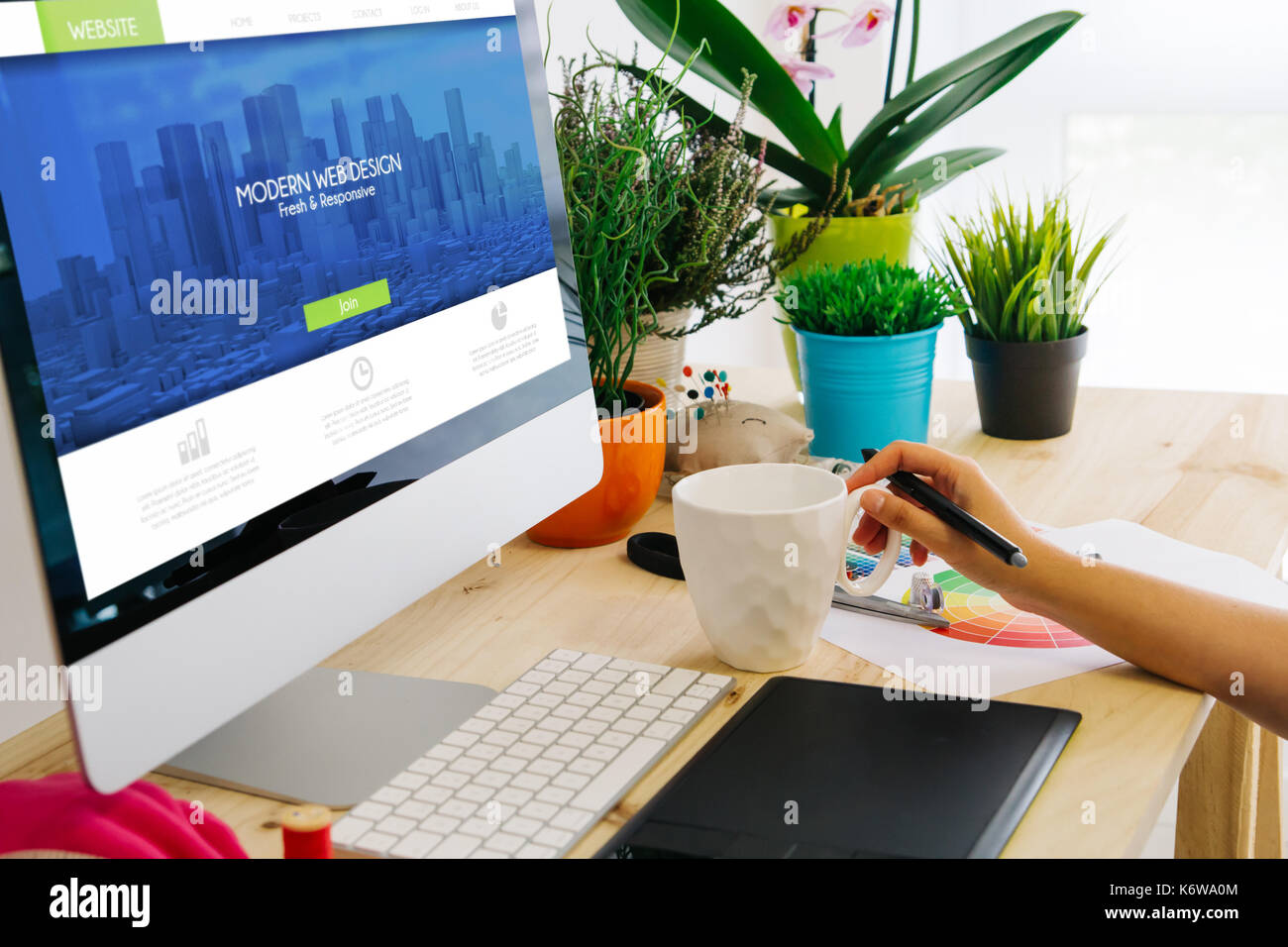 Graphic designer la progettazione di un sito web e uso della penna di Tablet. Tutti i grafici dello schermo sono costituiti. Foto Stock