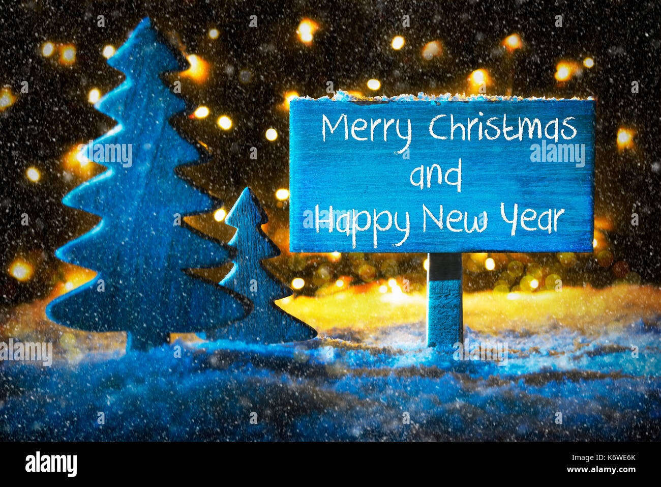 Buon Natale E Felice Anno Nuovo Inglese.Segno Con Testo In Inglese Buon Natale E Felice Anno Nuovo Blu Albero Di Natale Con La Neve E La Magia Luci Incandescenti In Backround E Fiocchi Di Neve Carta Fo Foto