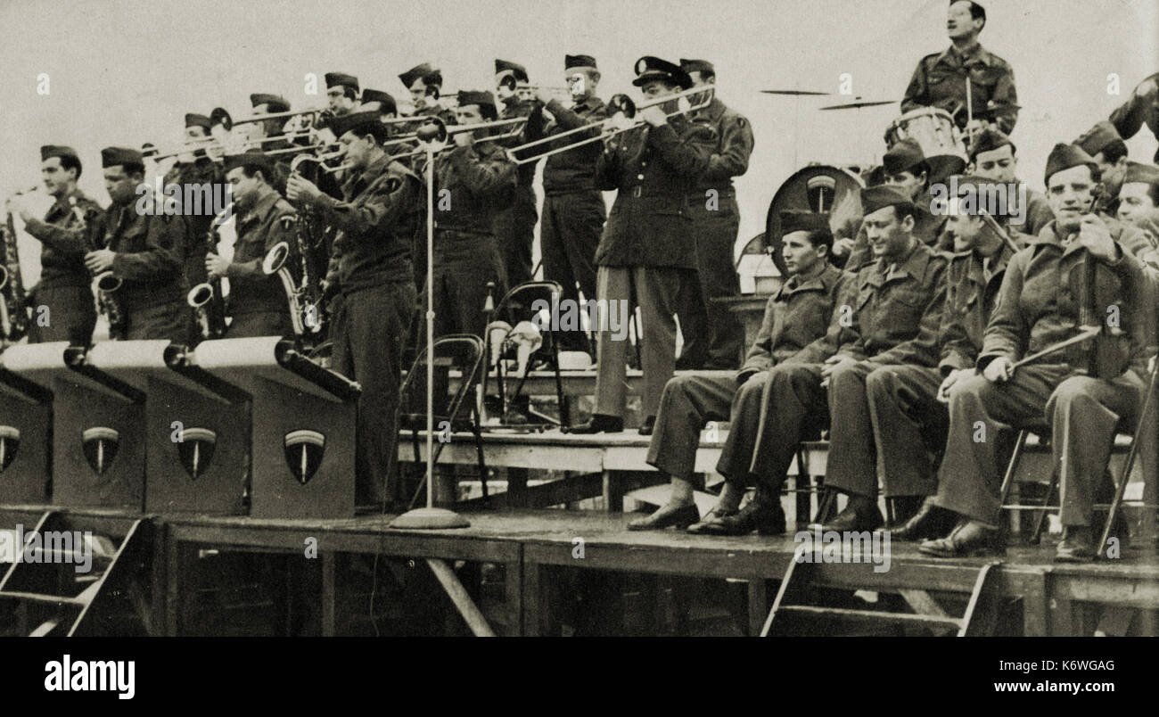 Miller, Glen giocando in uniforme militare per l'esercito americano nella II Guerra Mondiale. Jazz americano bandleader, trombonista, 1904-1944 Foto Stock