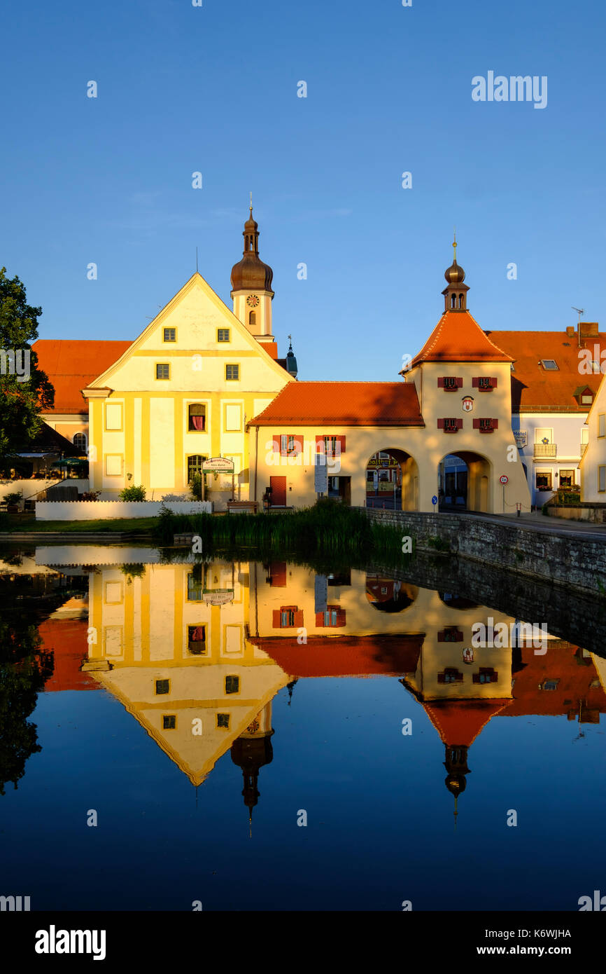 Spitalweiher, torre di porta e ex ospedale allersberg, Franconia Lake District, Media Franconia, Franconia, bavaria Foto Stock