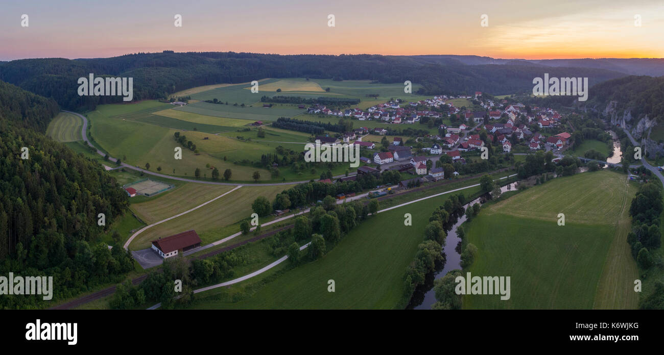 Umore serale su Gutenstein, Parco naturale del Danubio superiore, distretto di Sigmaringen, Baden-Württemberg, Germania Foto Stock