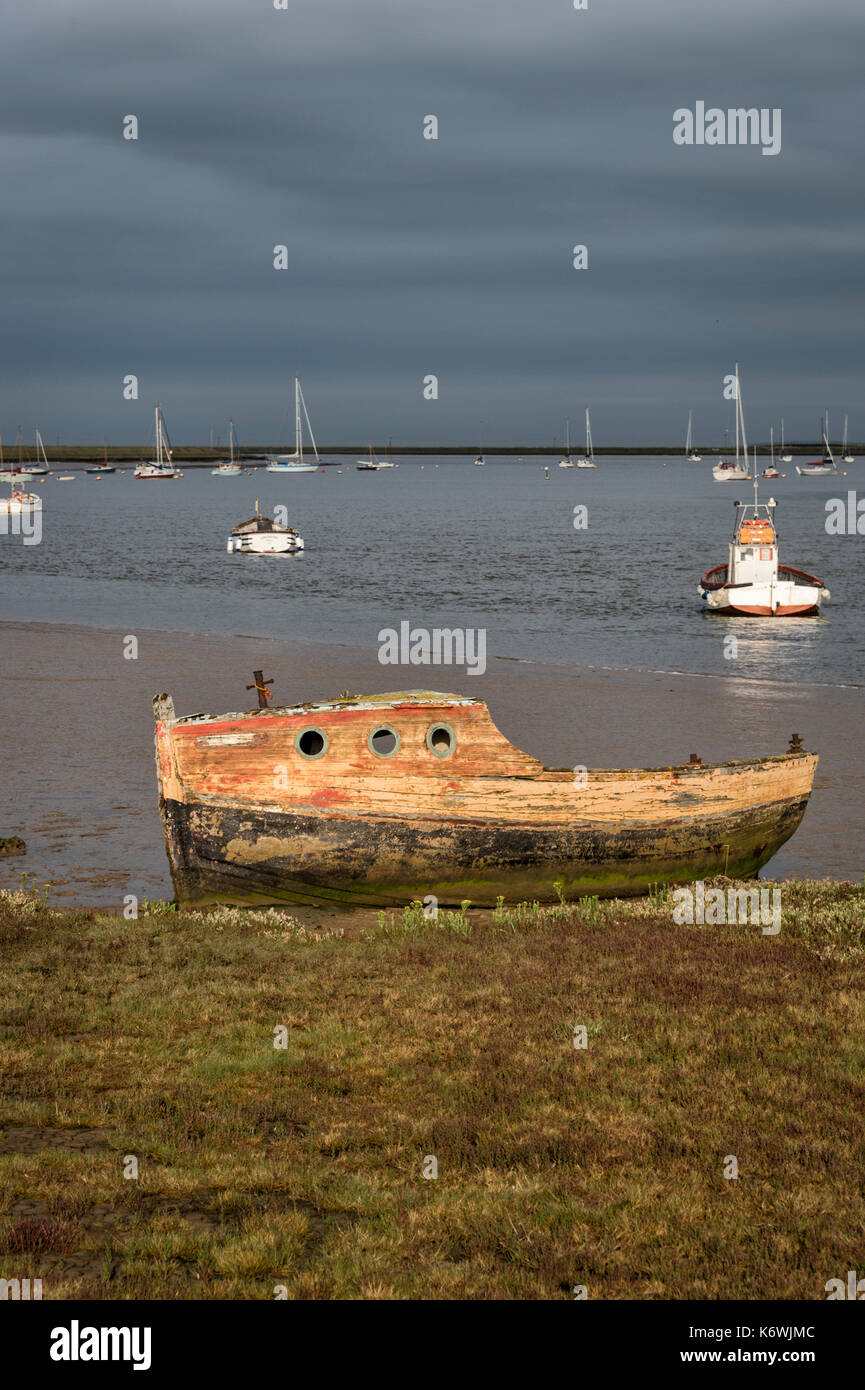 Vecchia barca seduto nel fango a Orford sul fiume minerale, Suffolk, Regno Unito Foto Stock