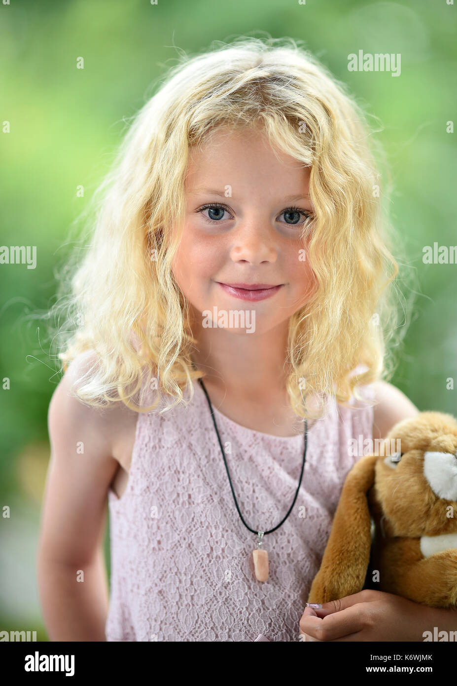 Bambina con capelli biondi e peluche, Svezia Foto Stock