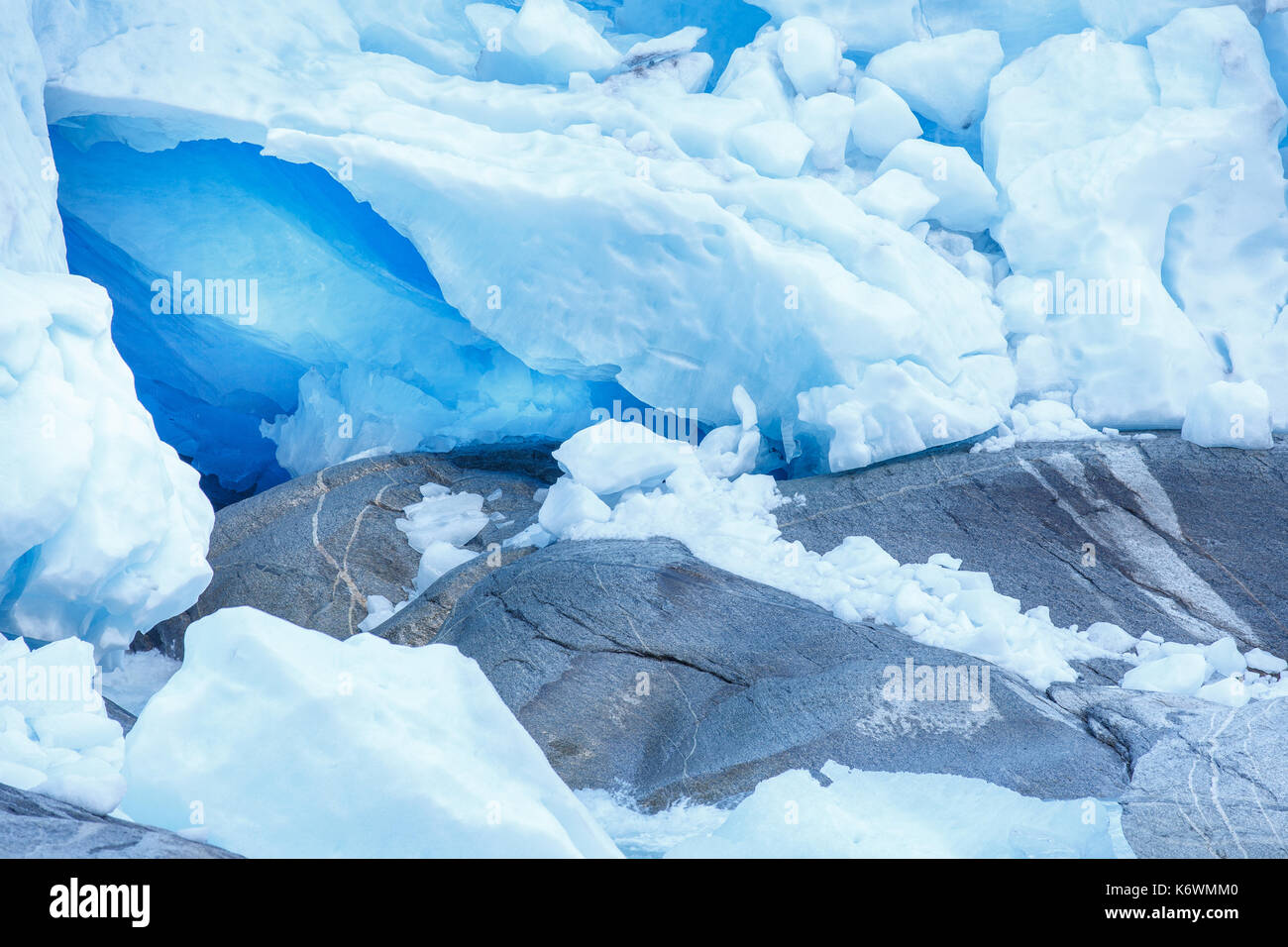 Robusto glacier ice con il rock, nigardsbreen, Sogn og Fjordane, Norvegia Foto Stock
